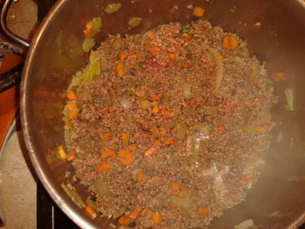 Сделать из говядины фарш и потушить с луком и морковью. Сделать из говядины фарш и потушить с луком и морковью.
