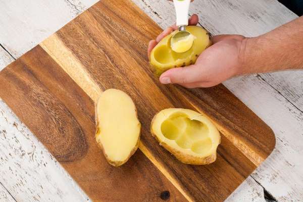 Очистить картофель, каждый клубень разрезать напополам и приварить до полуготовности. Вырезать изнутри (сделать лодочку). Очистить картофель, каждый клубень разрезать напополам и приварить до полуготовности. Вырезать изнутри (сделать лодочку).