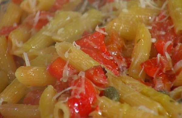 Макароны с овощным соусом переложить на блюдо, посыпать сыром и сбрызнуть оливковым маслом Extra Virgin. Макароны с овощным соусом переложить на блюдо, посыпать сыром и сбрызнуть оливковым маслом Extra Virgin.