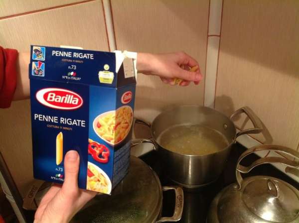 Варим пасту в соответствии с инструкцией, а в сковороде разогреваем замороженный шпинат на среднем огне. Варим пасту в соответствии с инструкцией, а в сковороде разогреваем замороженный шпинат на среднем огне.