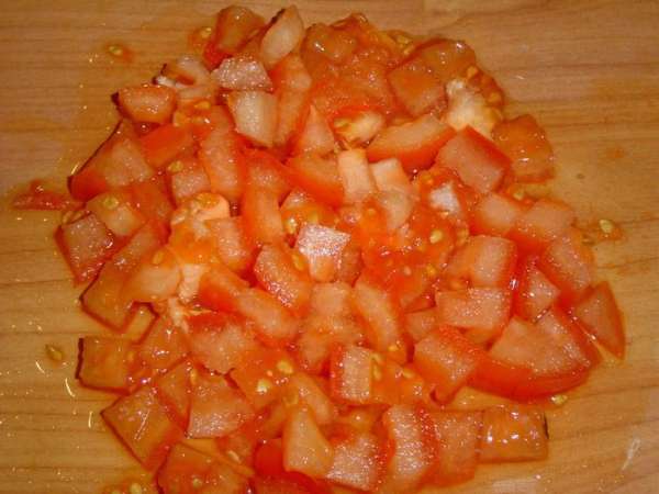 Помидоры нарезать кубиками. Помидоры нарезать кубиками.
