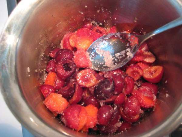 Сироп: в сотейнике смешать воду с сахаром, довести до кипения, проварить пару минут, остудить, влить вишневый ликер.
Мусс: черешню очистить, положить в сотейник, всыпать сахар, довести до кипения и растворения сахара. Сироп: в сотейнике смешать воду с сахаром, довести до кипения, проварить пару минут, остудить, влить вишневый ликер.
Мусс: черешню очистить, положить в сотейник, всыпать сахар, довести до кипения и растворения сахара.