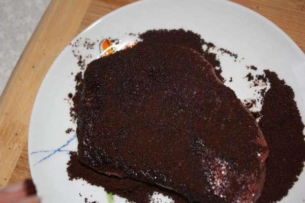 с двух сторон как бы прижимая кофе к мясу.