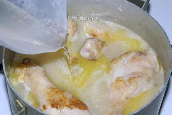 Заливаем их бульоном (водой), чтобы он практически полностью покрыл ножки. Вливаем вино. Немного солим, перчим. Заливаем их бульоном (водой), чтобы он практически полностью покрыл ножки. Вливаем вино. Немного солим, перчим.