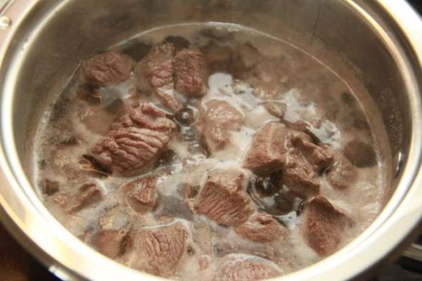 Мясо отварить в течение часа до мягкости. Мясо отварить в течение часа до мягкости.