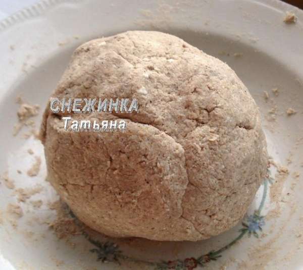 Добавляйте муку постепенно, чтобы чувствовать, сколько ее необходимо. Замешиваем тесто. 