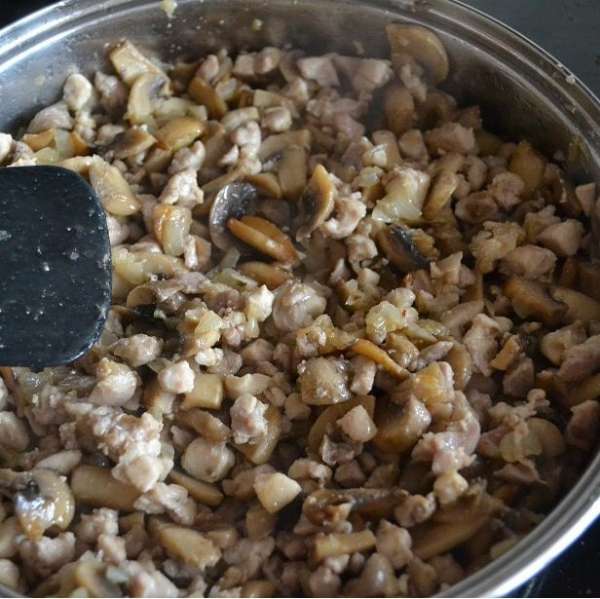 На сильном огне обжариваю кусочки курицы до полуготовности, пока не начнут немного золотиться бочка, осторожно! не пересушите. Во время жарки курицы образуется много сока, его можно слить в грибы. Выкладываю в сотейник.