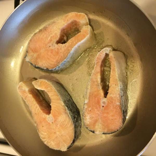 Разогреть сковороду с оливковым маслом. Рыбу обсушить бумажным полотенцем.