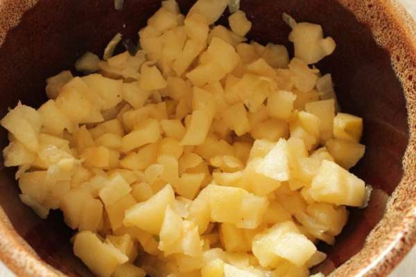 У яблок удалить кожицу и сердцевину, нарезать кубиком (два не очень крупных или одно крупное). Репчатую луковицу среднего размера нарезать мелким кубиком. Обжарить до прозрачности на смеси растительного и сливочного масла, затем добавить яблоко и, помешивая, обжарить до мягкости, но кусочки должны оставаться целыми. Остудить. У яблок удалить кожицу и сердцевину, нарезать кубиком (два не очень крупных или одно крупное). Репчатую луковицу среднего размера нарезать мелким кубиком. Обжарить до прозрачности на смеси растительного и сливочного масла, затем добавить яблоко и, помешивая, обжарить до мягкости, но кусочки должны оставаться целыми. Остудить.