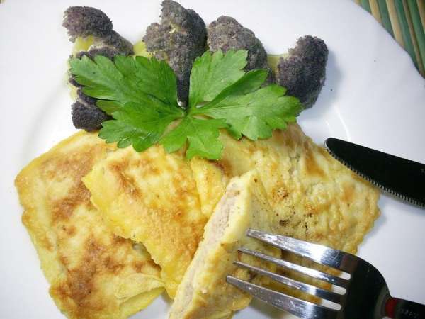 Очень вкусно как в горячем, так и в холодном виде. Желательно подавать с овощным гарниром. У меня в фаворитах паровая цветная капуста. 
И цвет у нее на фото не странный. Это сорт такой - 'Сицилийская виолетта')))
Приятного аппетита!!!
