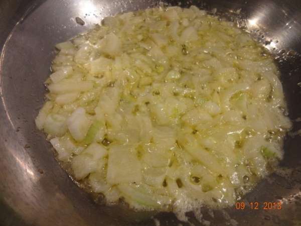 Добавить туда же выделившийся сок курицы, при жарке, уварить еще, когда начнет густеть, добавить сливки и эстрагон, хорошо размешать, дать прокипеть 2 минуты. Снять с огня. Для особых гурманов соус можно протереть через сито.