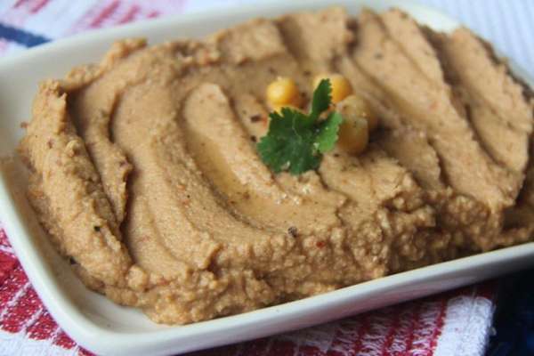 Хумус готов! Он очень нежный, полезный, вкусный! Выложить хумус на сервировочное блюдо, украсить отложенными горошинками и листиками кинзы, полить маслом из баночки с вялеными помидорами (1 с. л.).
Приятного аппетита!