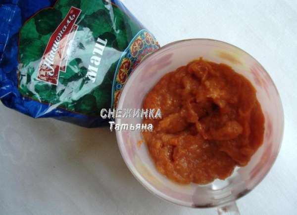 За пару минут до конца варки соуса добавляем по вкусу молотый имбирь и корицу. Перемешиваем. Перекладываем в блюдо, чашку и даем соусу остыть.