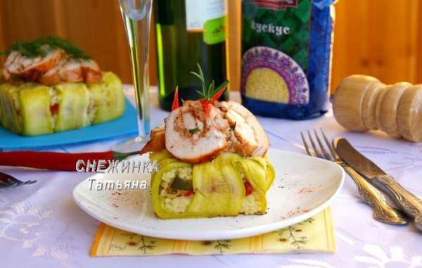 Сверху кладем по несколько кусочков куриного рулета. Украшаем свежим перцем, розмарином, тарелку присыпаем молотой паприкой и свежемолотым черным перцем. Сверху кладем по несколько кусочков куриного рулета. Украшаем свежим перцем, розмарином, тарелку присыпаем молотой паприкой и свежемолотым черным перцем.