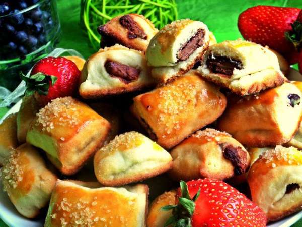 Печенье мягкое, нежное, шоколад дополняет вкусное тесто. Даже не знаю, какая начинка вкуснее, отнесла оба варианта на работу, но там обе понравились :)