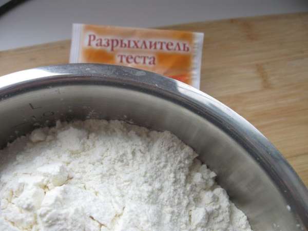 В муку добавить разрыхлитель теста.