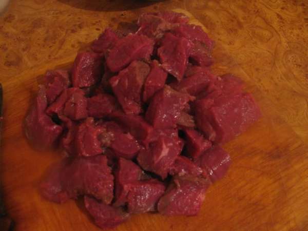 Добавляем нарезанный кольцами(полукольцами)лук. Добавляем нарезанный кольцами(полукольцами)лук.