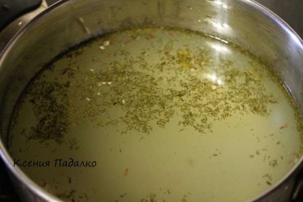 На 5-й день сливаем помутневший рассол в кастрюлю, добавляем еще 100 мл воды, доводим до кипения и кипятим 3 минуты.