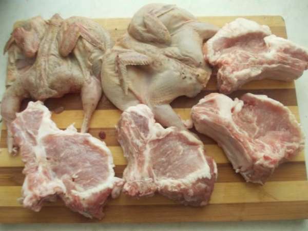 Приготовить мясо,помыть и обсушить. Можно взять абсолютно любое мясо,ребра,кусочки курицы,или как у меня,котлета на кости и перепелки. 