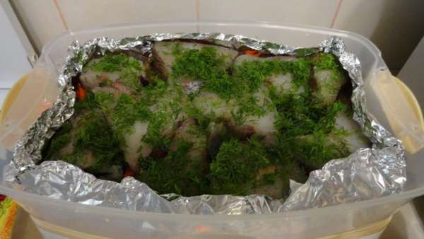 Рыбу нарезать небольшими кусочками и разложить на овощи. Посолить, поперчить, сбрызнуть растительным маслом. Сверху посыпать мелко нарубленной зеленью. Рыбу нарезать небольшими кусочками и разложить на овощи. Посолить, поперчить, сбрызнуть растительным маслом. Сверху посыпать мелко нарубленной зеленью.