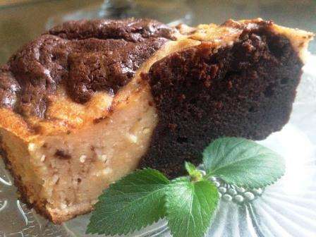 Дать остыть, вынуть из формы. Нарезать и вкушать.
Говорят, что из холодильника пирог даже вкуснее. Не знаю, я только что испекла, мне он и теплым нравится!
Очень выраженный вкус и шоколада, и творога! Банан тоже чувствуется! Ммм...