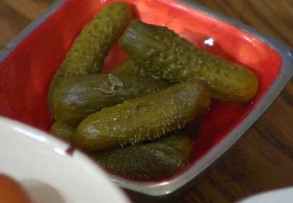 Маринованные огурцы порезать. Маринованные огурцы порезать.