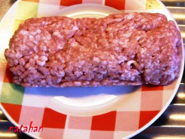 Смешать остывшую овощную смесь, фарш и яйцо. Хорошо вымешать фарш и нафаршировать им 'лодочки.