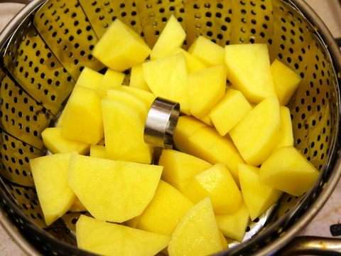 Помыть и почистить картофель, нарезать его на кубики и отварить на пару.Готовый картофель подавить, как для пюре. Помыть и почистить картофель, нарезать его на кубики и отварить на пару.Готовый картофель подавить, как для пюре.