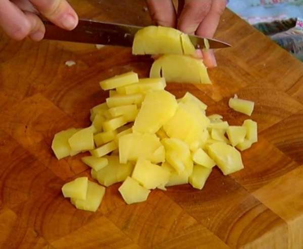 Картофель почистить и нарезать маленькими кубиками. Картофель почистить и нарезать маленькими кубиками.