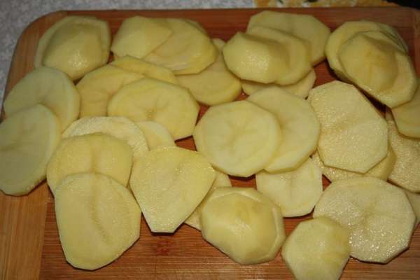 Картофель нарезать небольшими ломтиками. Картофель нарезать небольшими ломтиками.