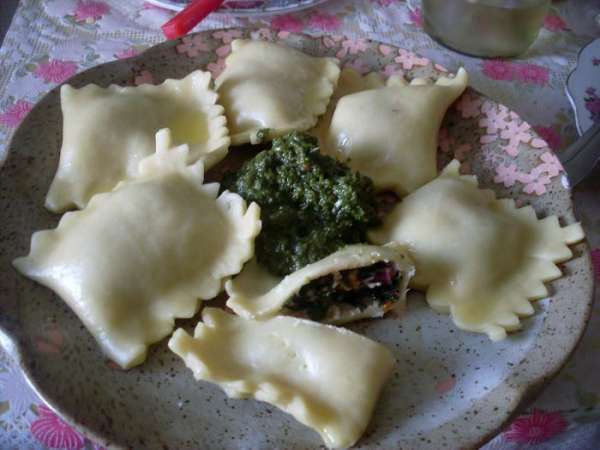 Очень вкусно со свежим песто из зеленого базилика, оливкового масла, кедровых орешков и пармезана.