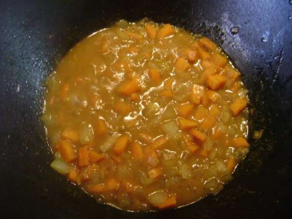 На лук с морковью выложить картофель, а сверху капусту, приправить солью и поперчить.
