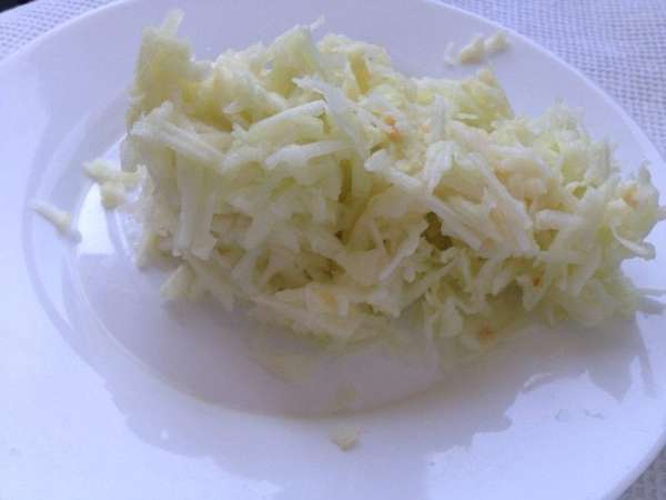 Яблоки (лучше брать кисло-сладкие и ароматные, примерно 3-4 средних) вымыть, очистить и натереть на крупной терке.