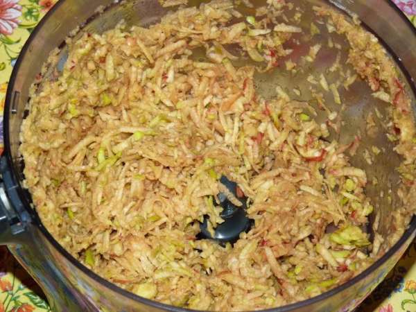 Яблоки натереть на крупной терке, я воспользовалась помощью кухонного комбайна. Яблоки у меня были мелкие, если крупные, то нужно брать 6-8 шт.