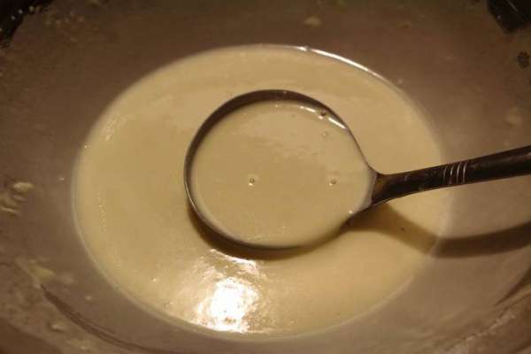 Взбиваем яйцо с сахаром и солью, добавляем молоко, муку и соду и смешиваем до однородности. Доливаем растительного масла, снова размешиваем — тесто готово. Взбиваем яйцо с сахаром и солью, добавляем молоко, муку и соду и смешиваем до однородности. Доливаем растительного масла, снова размешиваем — тесто готово.