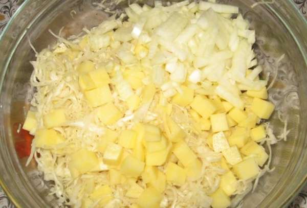 Затем мелко (как на оливье) нарезаем сырой картофель, меленько луковицу и смешиваем с капустой.