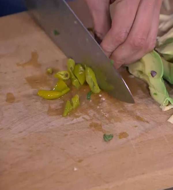 Маринованный перец мелко порезать. Маринованный перец мелко порезать.