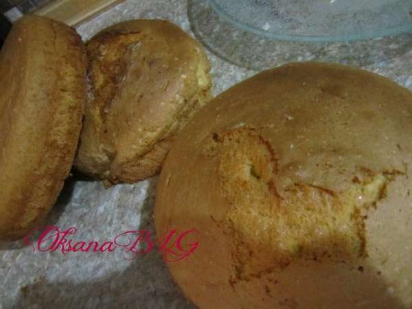 Приготовить бисквит http://www.edimdoma.ru/recipes/20733 в трех формах. 2 по 20 см и одну 16-18 см.
