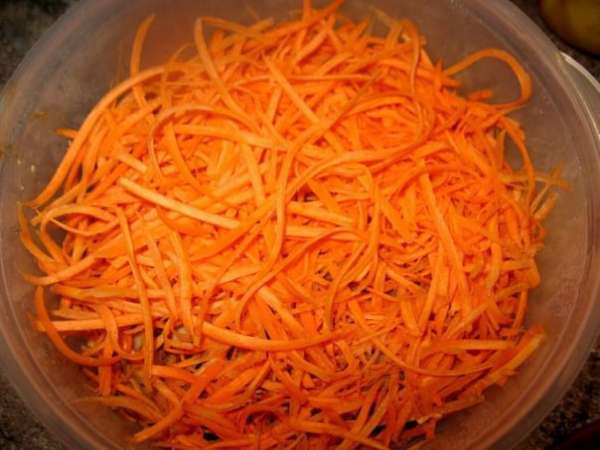Натираю морковку,выкладываю на курицу... Натираю морковку,выкладываю на курицу...