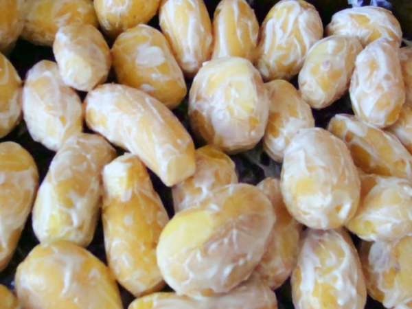 Мелкий молодой картофель промыть, обсушить. Оставить со шкуркой для вкуса и пользы! Обмазать небольшим количеством майонеза, чтобы образовалась корочка при запекании и не нужно было использовать масло. Соль добавлять не нужно, если только вы не большой ее почитатель. Майонеза и пропитки от мяса вполне хватит для сбалансированного вкуса!