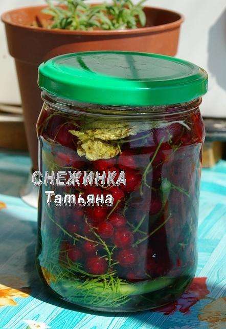 Заливаем кипящей водой. Накрываем крышками (не закручиваем). Оставляем на 8-10 минут.