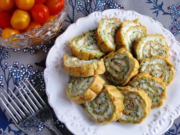 Готовый рулет нарезать и подавать. Очень вкусно и нежно. Приятного аппетита!