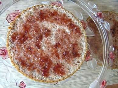 Нижний корж пропитать половиной клубничного сиропа, 