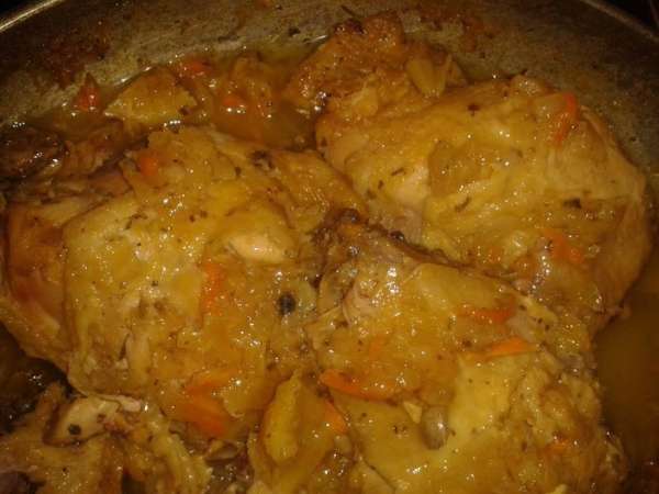 Вымыть курицу, посолить, выложить на сковородку, добавить цедру лимона, апельсина, лук и потушить, накрыв крышкой 40 минут.