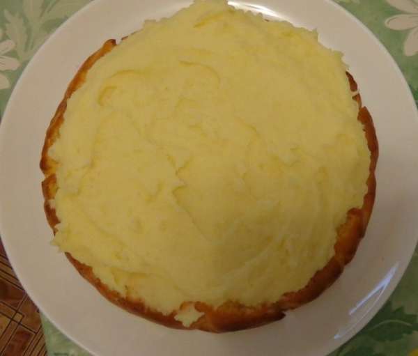Сварить картошку, сделать пюре, добавив по вкусу соль, перец и сухие травки. Для вкуса и вязкости положить сливочный сыр и сливочное масло. Покрыть картофельным слоем первый корж. Сварить картошку, сделать пюре, добавив по вкусу соль, перец и сухие травки. Для вкуса и вязкости положить сливочный сыр и сливочное масло. Покрыть картофельным слоем первый корж.