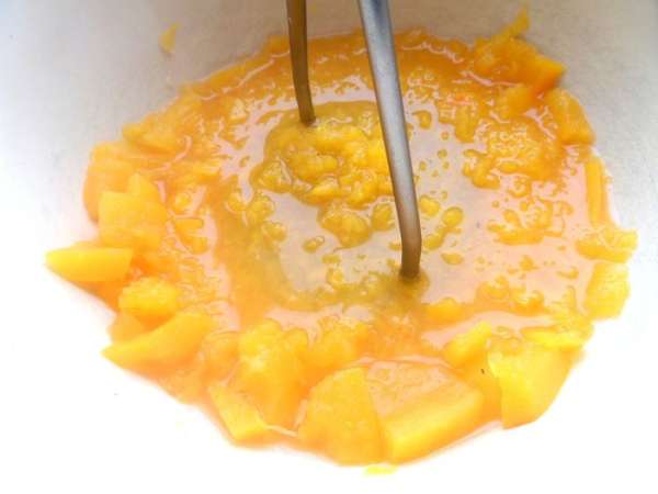 Раздавим все кусочки толкушкой для пюре.