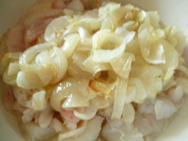 Приготовим фарш:рыбное филе пропустить через мясорубку вместе с обжаренным луком,добавить слегка взбитые яйца,сливки,овсяные хлопья,посолить и поперчить по вкусу.