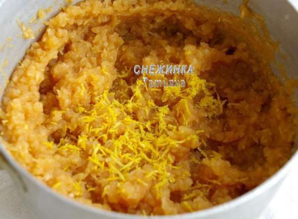 Тушёные яблоки взбиваем миксером (не блендером, чтобы не было каши), натираем цедру лимона, перемешиваем. Оставляем охлаждаться.