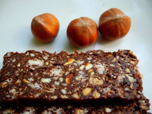И вот как джандуйотто выглядит на разрезе. Это потрясающе вкусный десерт, не могу сказать точно к чему он ближе - к конфетам или к пирожным. Шоколадно-миндально-ореховый вкус, шоколад тает во рту и хрустящие печенья и орехи составляют ему прекрасную компанию. Наслаждайтесь!