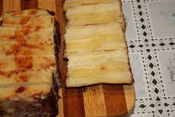 Удаляем бумагу и достаем картофель. 
Нарезать картофель на порционные кусочки.
